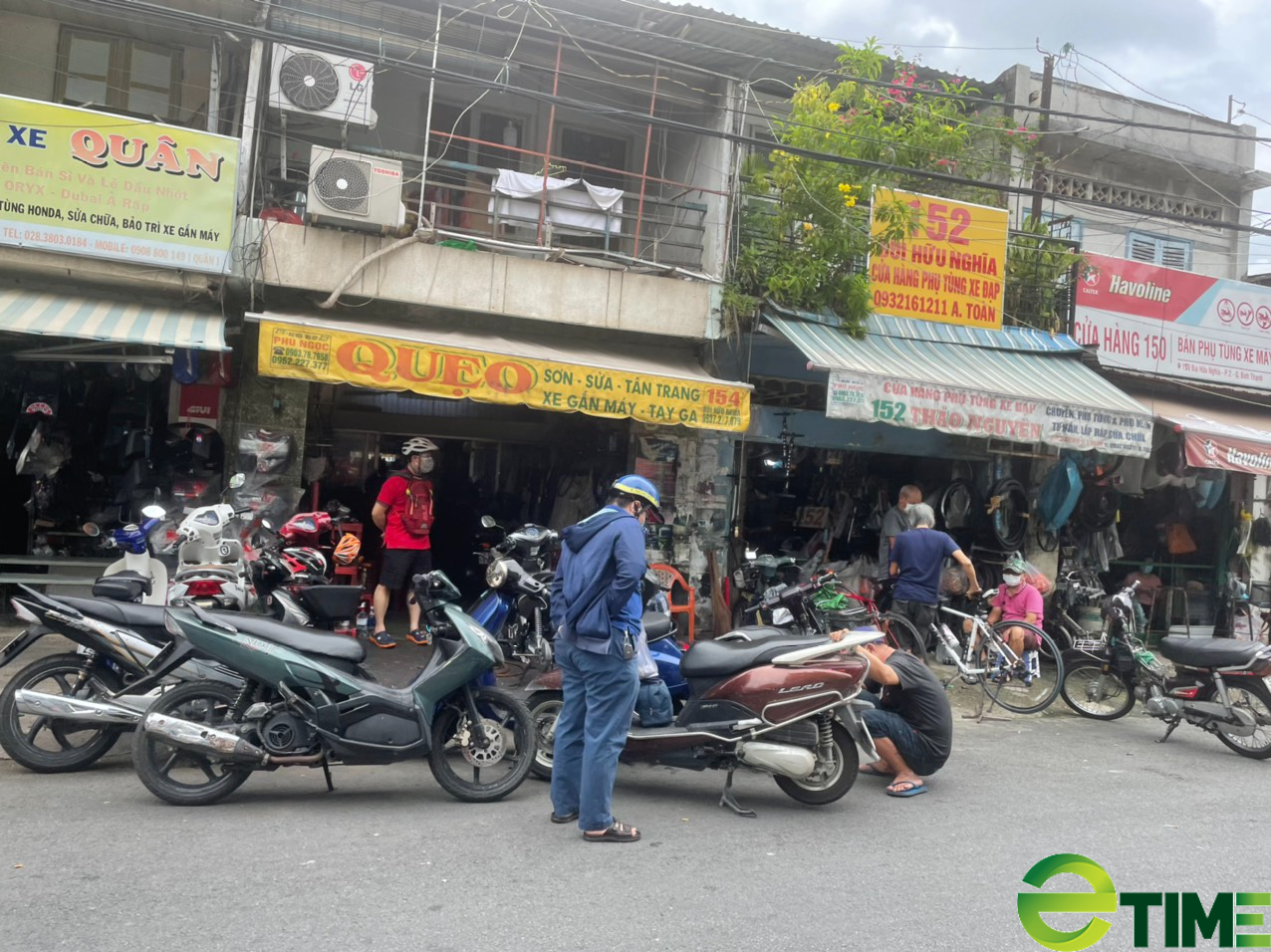 TP. HCM ngày trở lại "Bình thường mới": Hàng sửa xe máy đắt khách, kiếm tiền triệu mỗi ngày - Ảnh 8. TP. HCM ngày trở lại "Bình thường mới": Hàng sửa xe máy đắt khách, kiếm tiền triệu mỗi ngày - Ảnh 8.