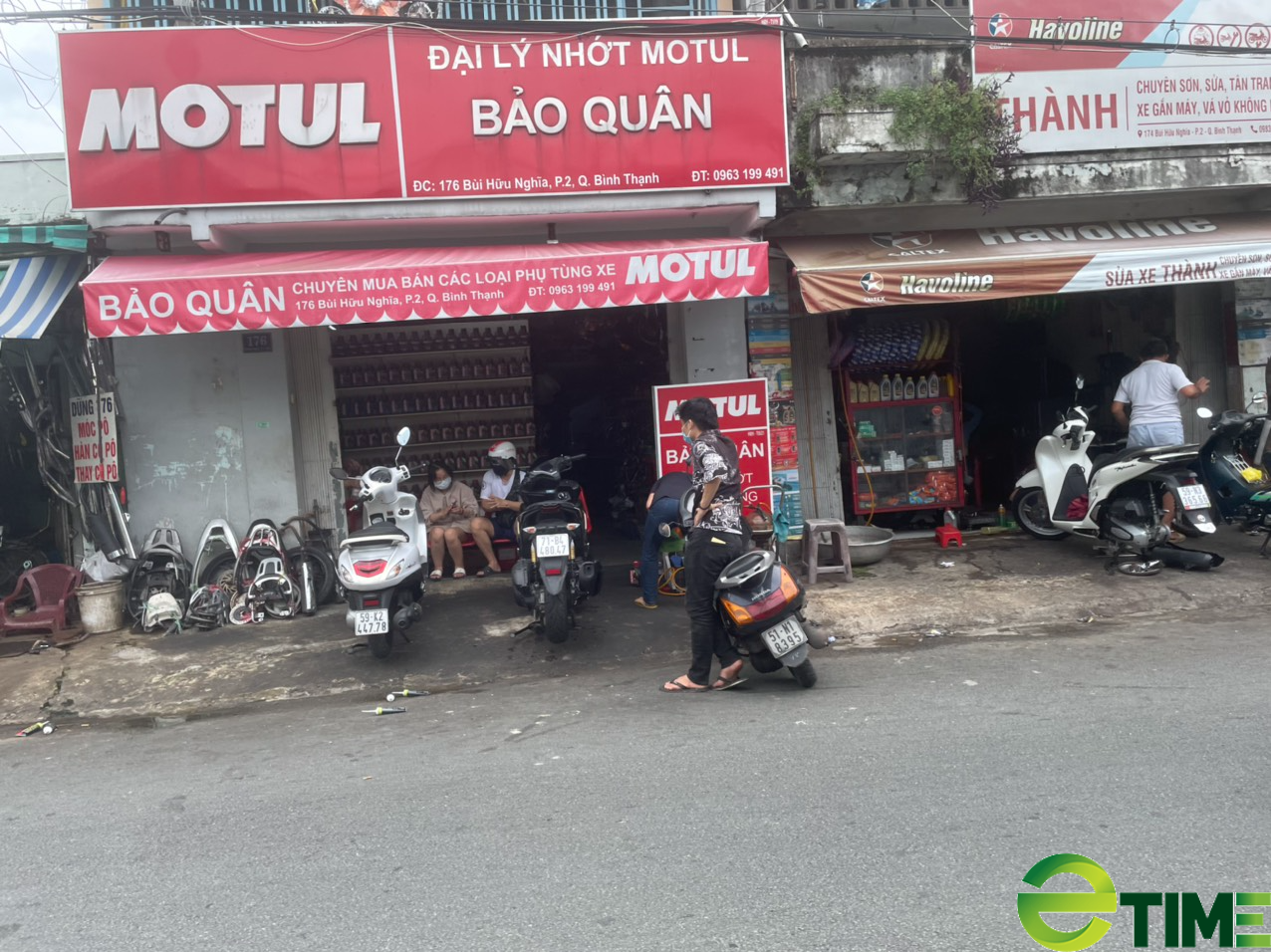 TP. HCM ngày trở lại "Bình thường mới": Hàng sửa xe máy đắt khách, kiếm tiền triệu mỗi ngày - Ảnh 9. TP. HCM ngày trở lại "Bình thường mới": Hàng sửa xe máy đắt khách, kiếm tiền triệu mỗi ngày - Ảnh 9.