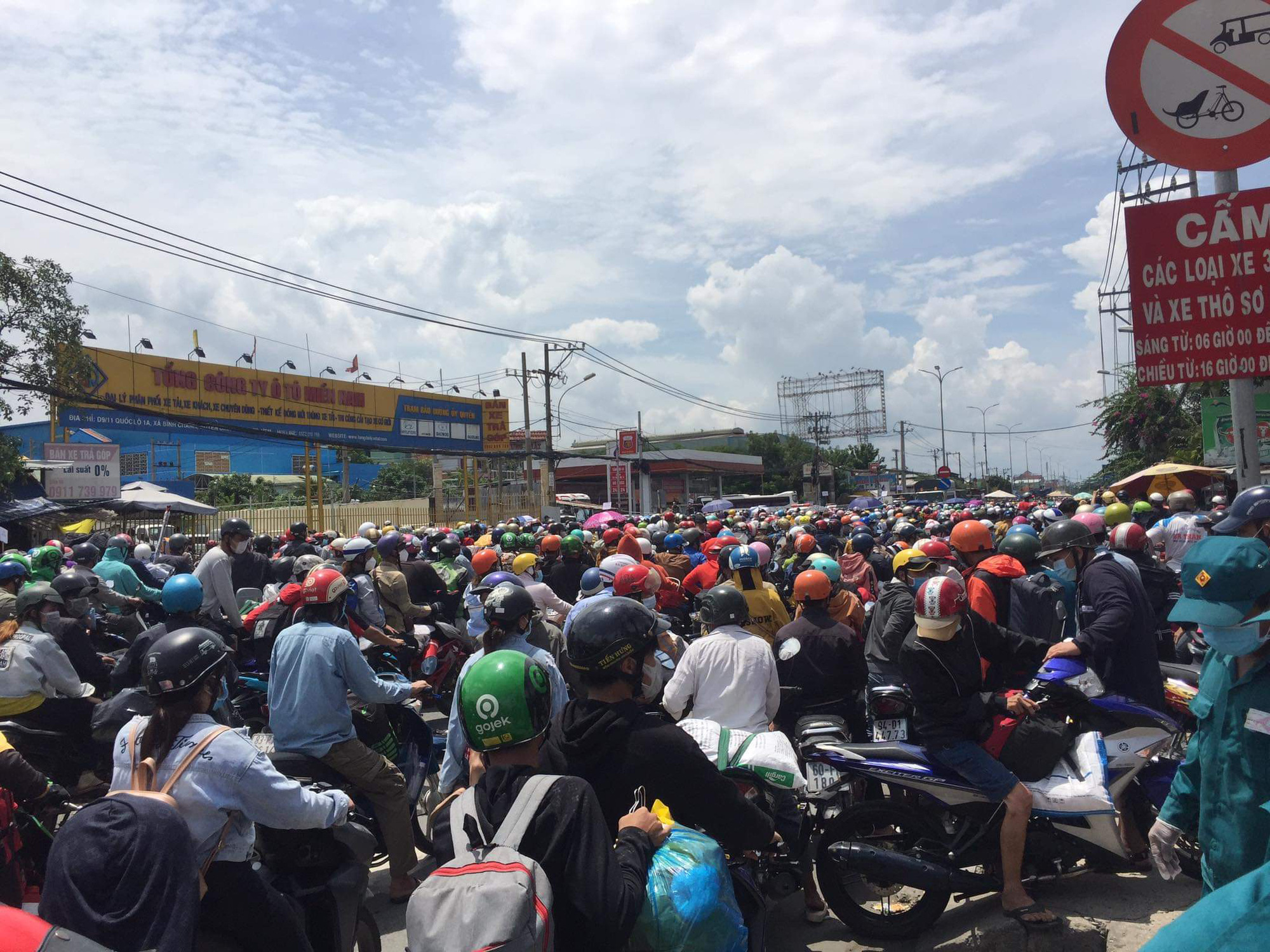 Cà Mau có phương án hỗ trợ người dân ở TP.HCM và các tỉnh đi xe máy về quê - Ảnh 1.