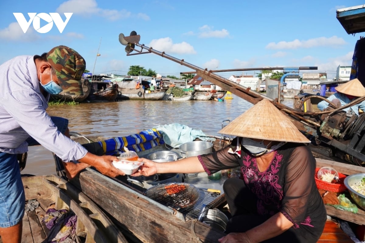 Chợ nổi Cần Thơ sôi động sau những ngày “ngủ quên” - Ảnh 5.