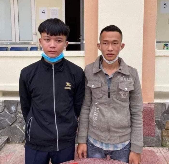 Clip: 2 đối tượng lao vào đấm, đá 1 nam sinh trước cổng trường gây phẫn nộ - Ảnh 2.