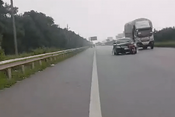 Tài xế Camry tông 2 người thương vong, kéo lê xe máy bỏ chạy trên cao tốc - Ảnh 1.
