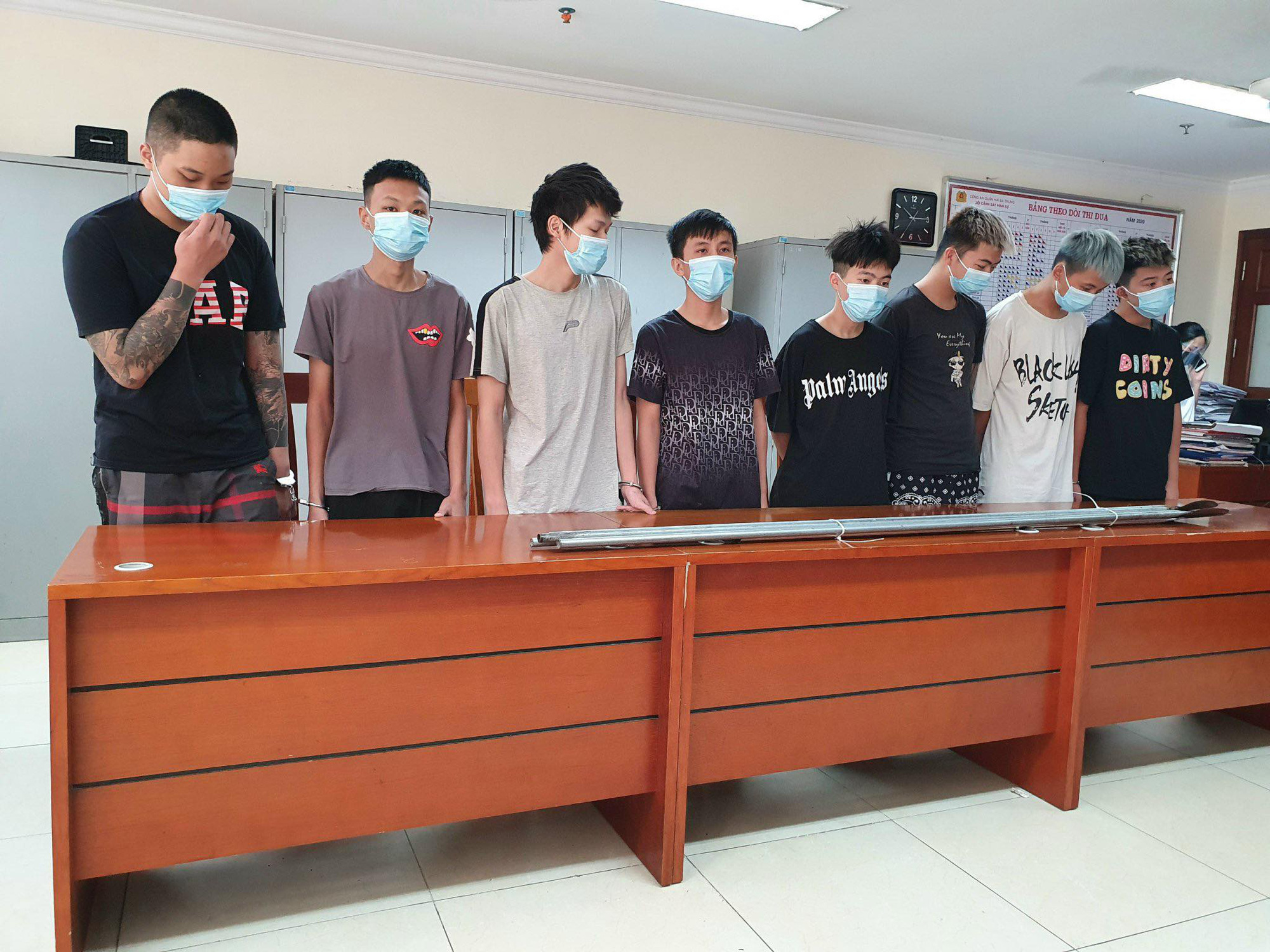 Sự thật vụ nhóm thanh niên mang dao phóng lợn đi diễu phố tại Hà Nội - Ảnh 1.