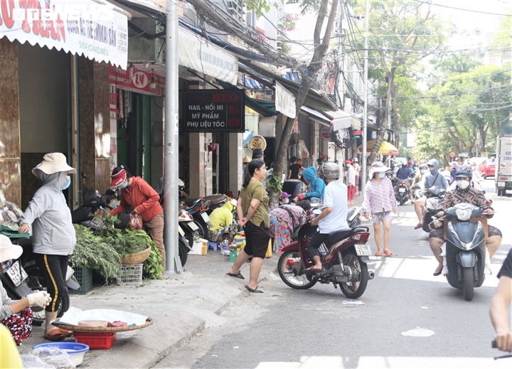 Vắng khách, tiểu thương chợ truyền thống Đà Nẵng kêu trời - Ảnh 8.