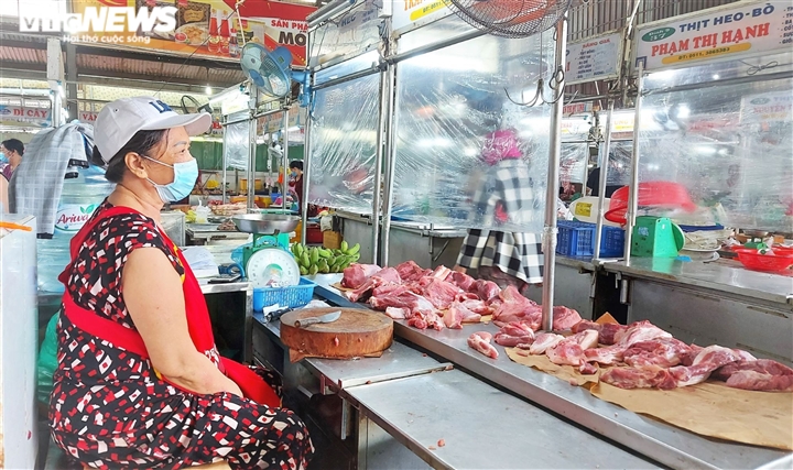 Vắng khách, tiểu thương chợ truyền thống Đà Nẵng kêu trời - Ảnh 2.