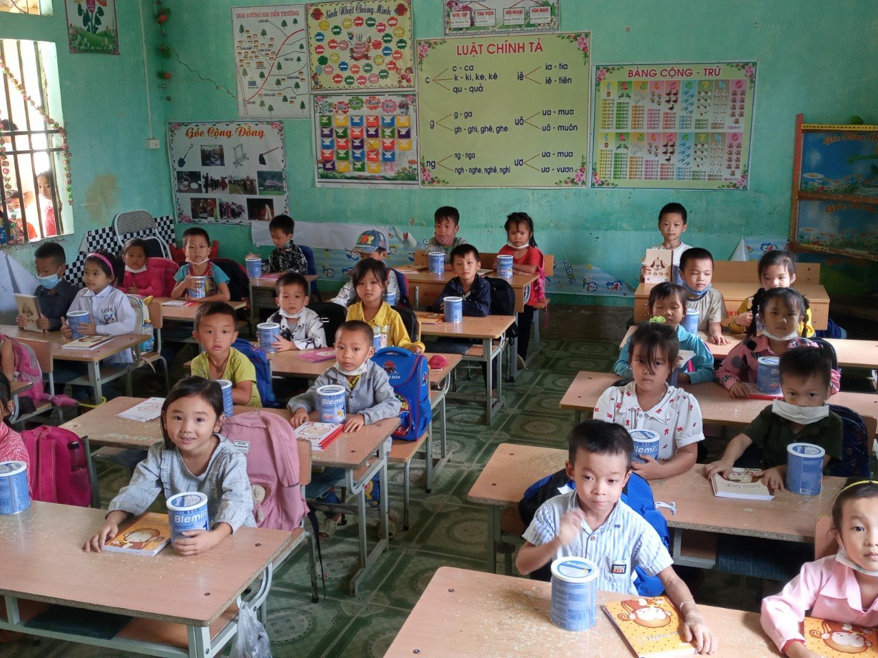 Hàng ngàn em thơ được nhận dụng cụ học tập trong chương trình &quot;Nâng bước đến trường 2021&quot; - Ảnh 2.
