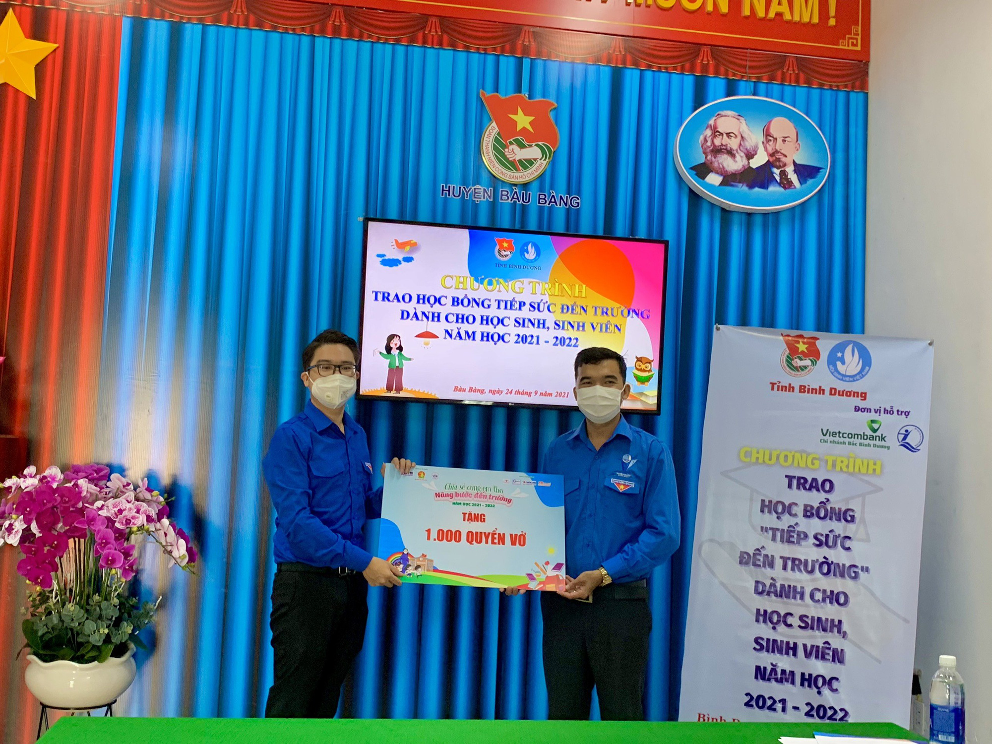 Hàng ngàn em thơ được nhận dụng cụ học tập trong chương trình &quot;Nâng bước đến trường 2021&quot; - Ảnh 1.