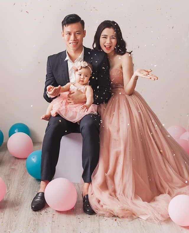 Dàn WAGs xinh đẹp cổ vũ ĐT Việt Nam đánh bại Trung Quốc - Ảnh 1.