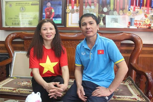 Phụ huynh cầu thủ tiếp lửa từ quê nhà - Ảnh 2.