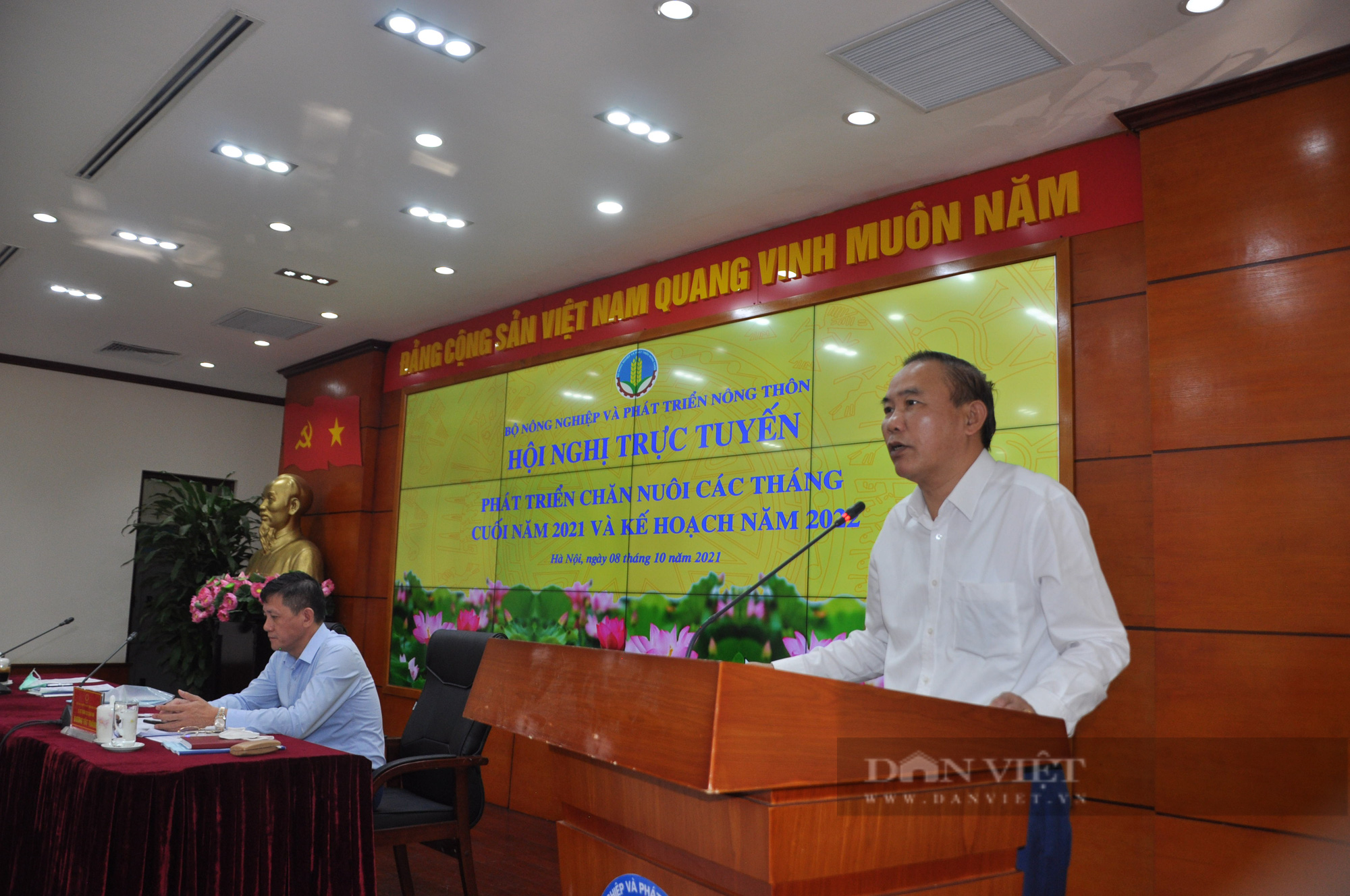 Giá gà, heo giảm sâu, ứ đọng nhiều, Thủ trưởng Bộ NNPTNT chỉ đạo nóng - Ảnh 1.