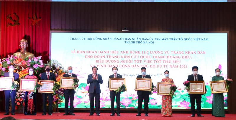 Nguyên Phó Bí thư Hà Nội được vinh danh Công dân Thủ đô ưu tú năm 2021 - Ảnh 1.