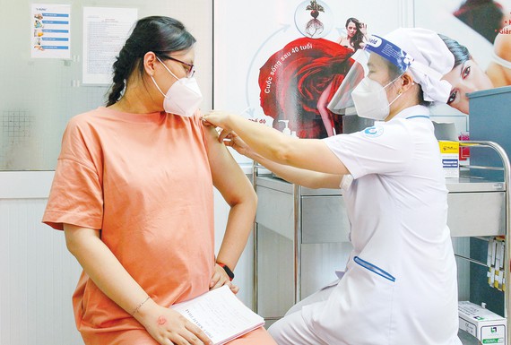 Bà bầu tiêm vaccine Covid-19 cần lưu ý gì? - Ảnh 1.