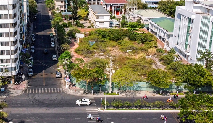 ''Đất vàng'' bỏ hoang la liệt ở Nha Trang - Ảnh 4.