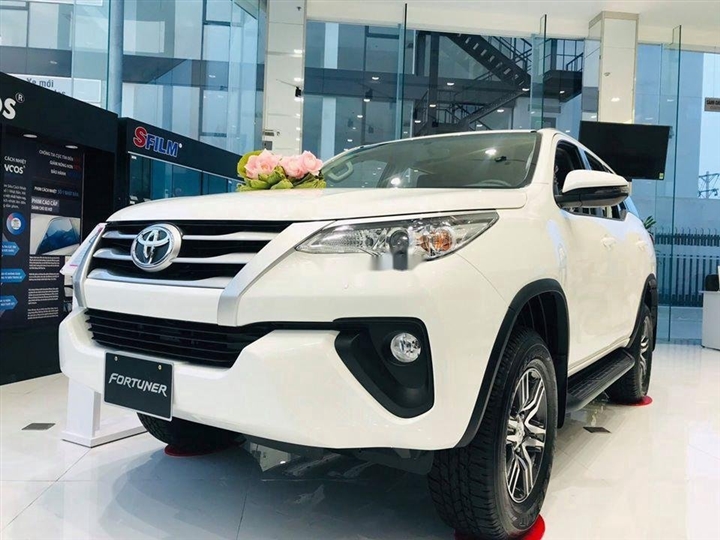 Đại lý ô tô tăng tốc 'gỡ' doanh số, giá giảm sâu - Ảnh 2.