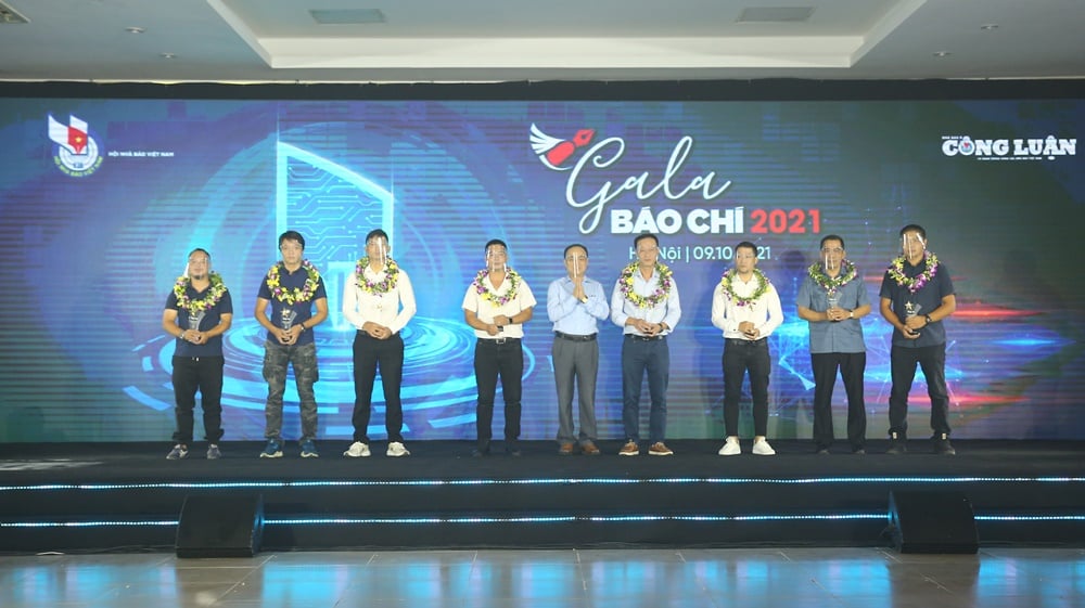 Gala Báo chí lần 3 năm 2021 và trao giải Khoảnh khắc báo chí 2020 - Ảnh 1.