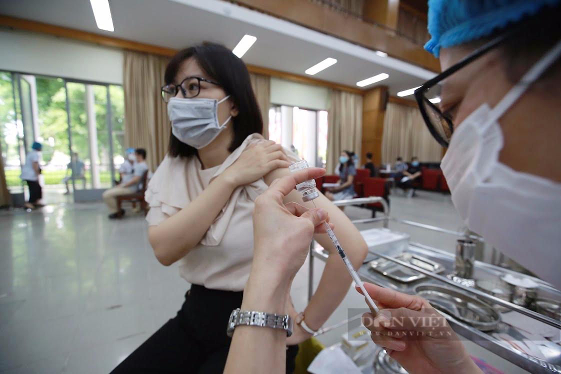 Hà Nội tiếp tục ghi nhận số ca nhiễm Covid-19 nhiều nhất tháng qua, thêm ổ dịch 8 ca mới - Ảnh 2.