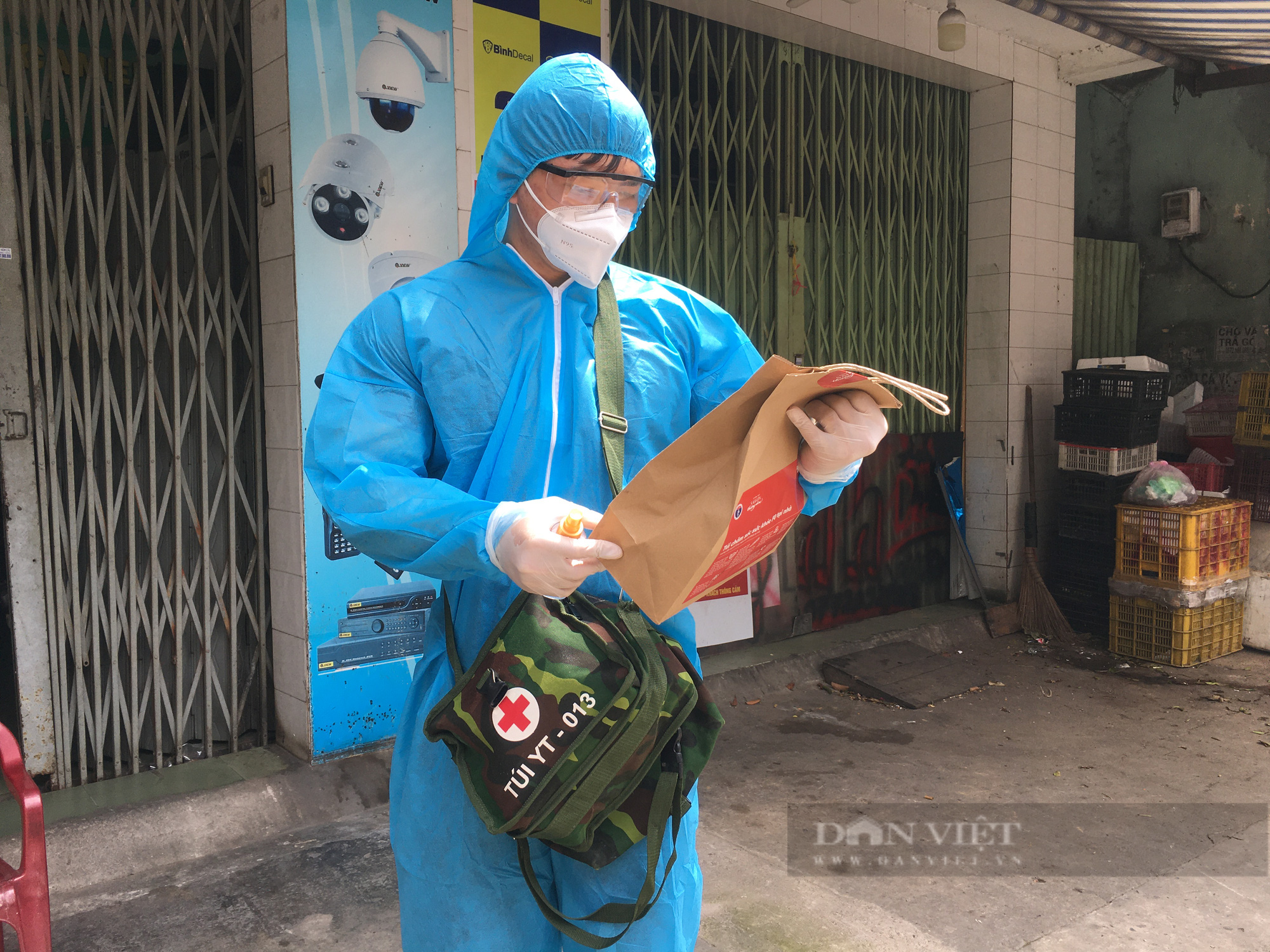 Khắc ghi những hình ảnh xúc động của các chiến sĩ vũ trang nơi tâm dịch - Ảnh 1.