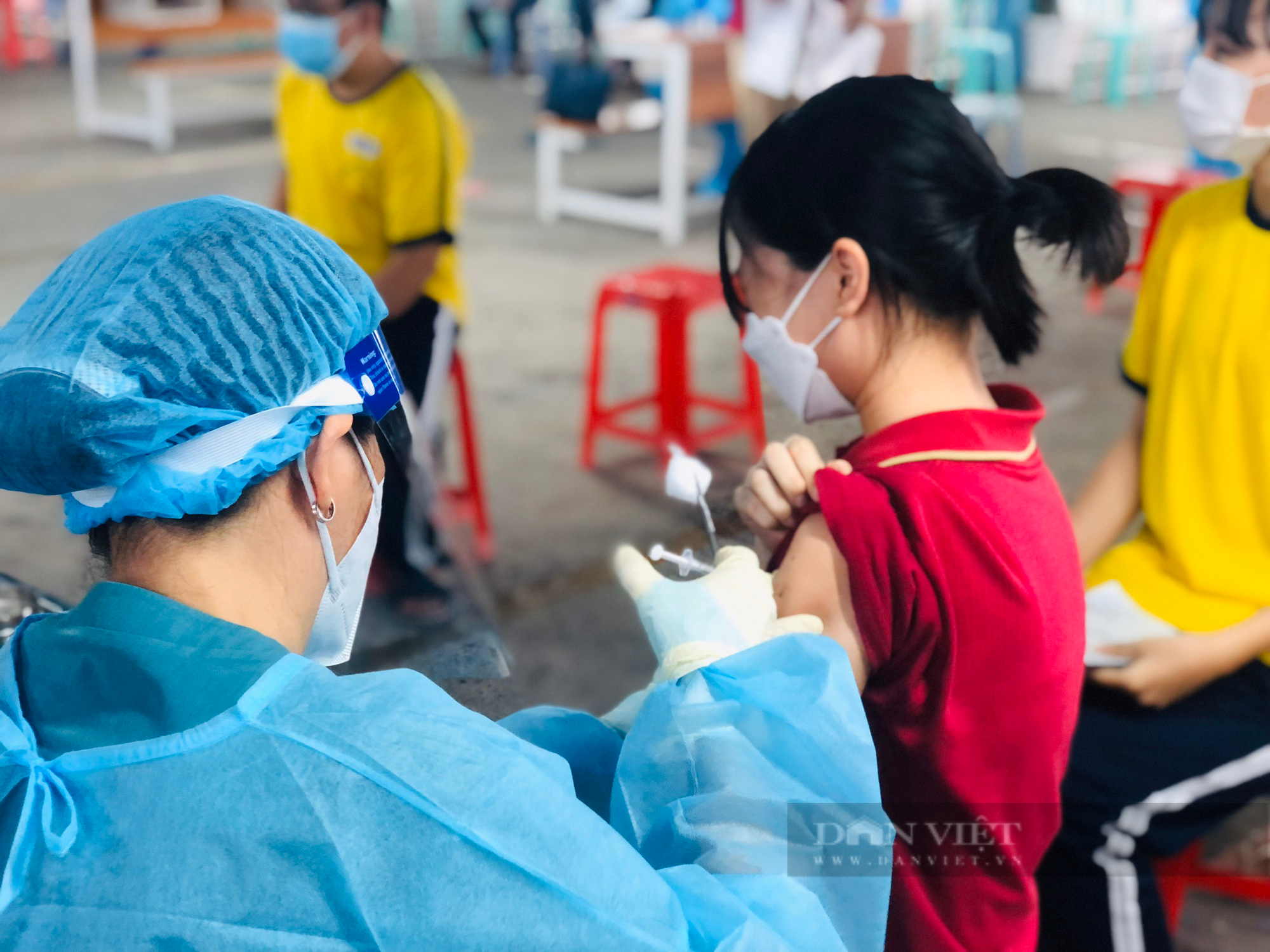 Ảnh: Hàng ngàn học sinh lớp 9 tại TP.HCM được tiêm vaccine Covid-19 - Ảnh 3.