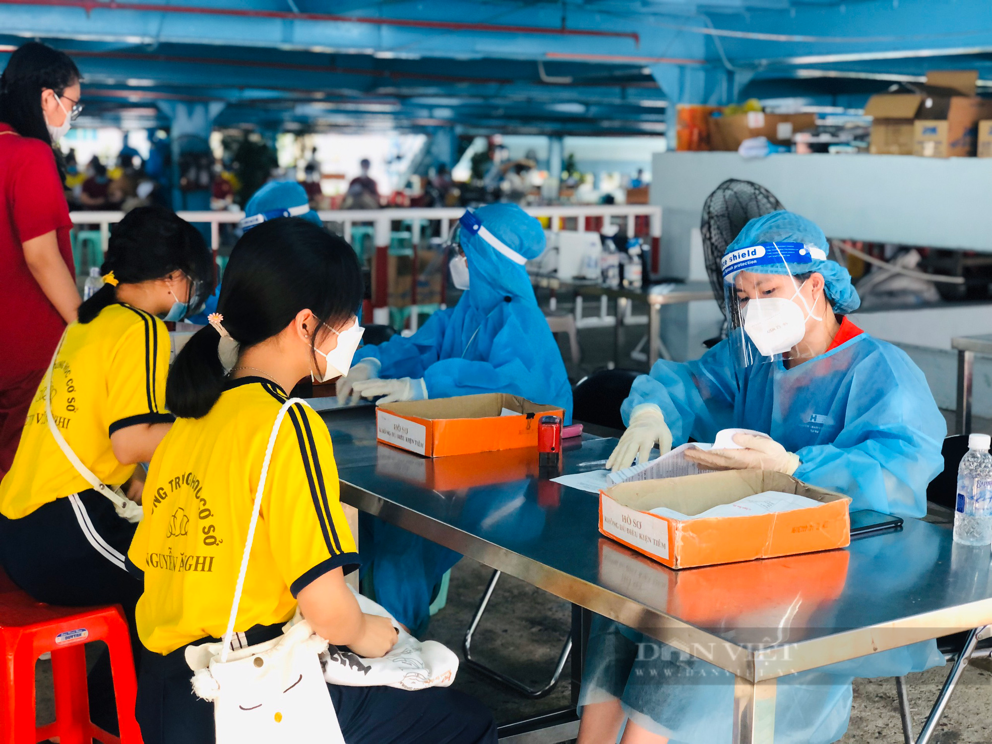 Ảnh: Hàng ngàn học sinh lớp 9 tại TP.HCM được tiêm vaccine Covid-19 - Ảnh 6.