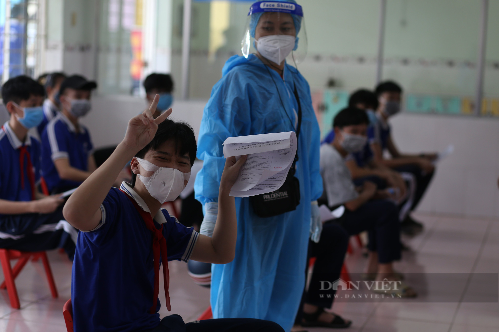 Ảnh: Hàng ngàn học sinh lớp 9 tại TP.HCM được tiêm vaccine Covid-19 - Ảnh 8.