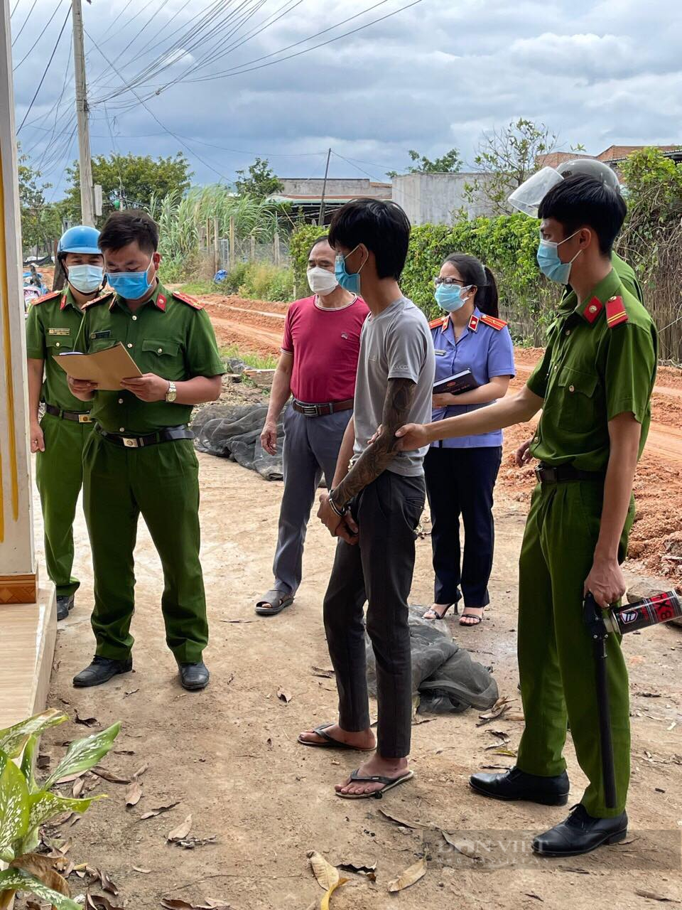 Gia Lai: Bị nhắc nhở, 2 thanh niên ném bom xăng tự chế vào chòi gác của lực lượng phòng, chống dịch Covid-19 - Ảnh 2.