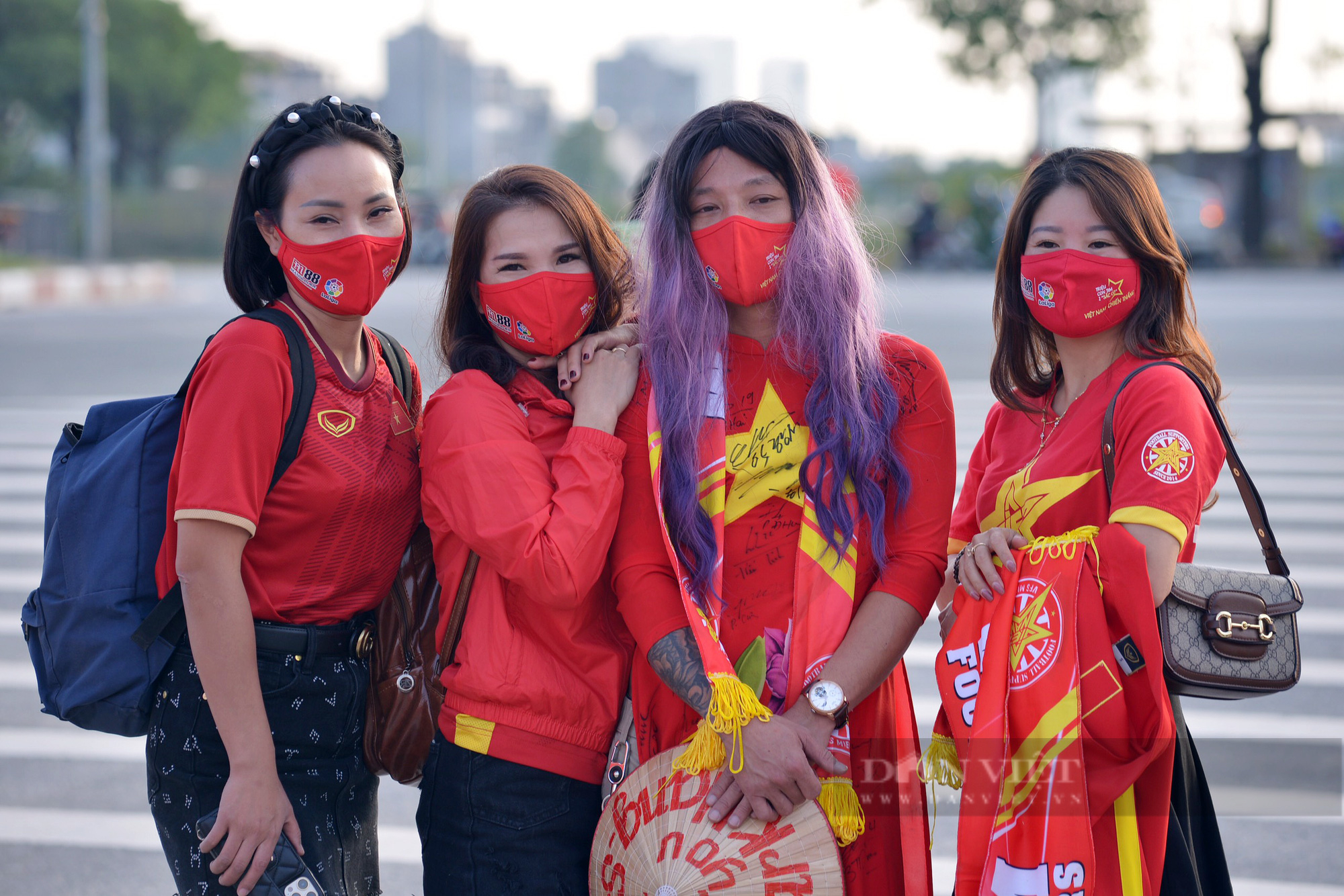 Người hâm mộ đổ về sân Mỹ Đình cổ vũ tuyển Việt Nam quyết đấu với những Samurai xanh - Ảnh 4.