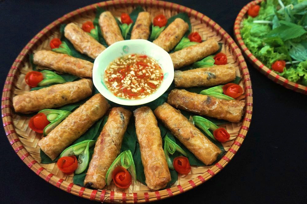 6 mẹo làm nem rán vàng ruộm, giòn ngon, gói đều tay không bị bục - Ảnh 3.