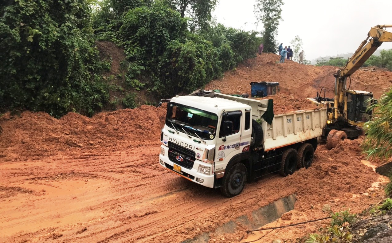 Khánh Hòa: Đèo Khánh Lê thông tuyến, nhiều nơi vẫn còn ngập sâu - Ảnh 1.