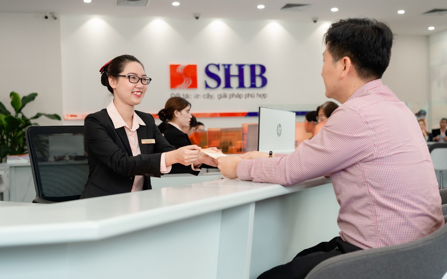 Tưng bừng sinh nhật 28 năm: SHB tri ân khách hàng 28.000 quà tặng - Ảnh 2.