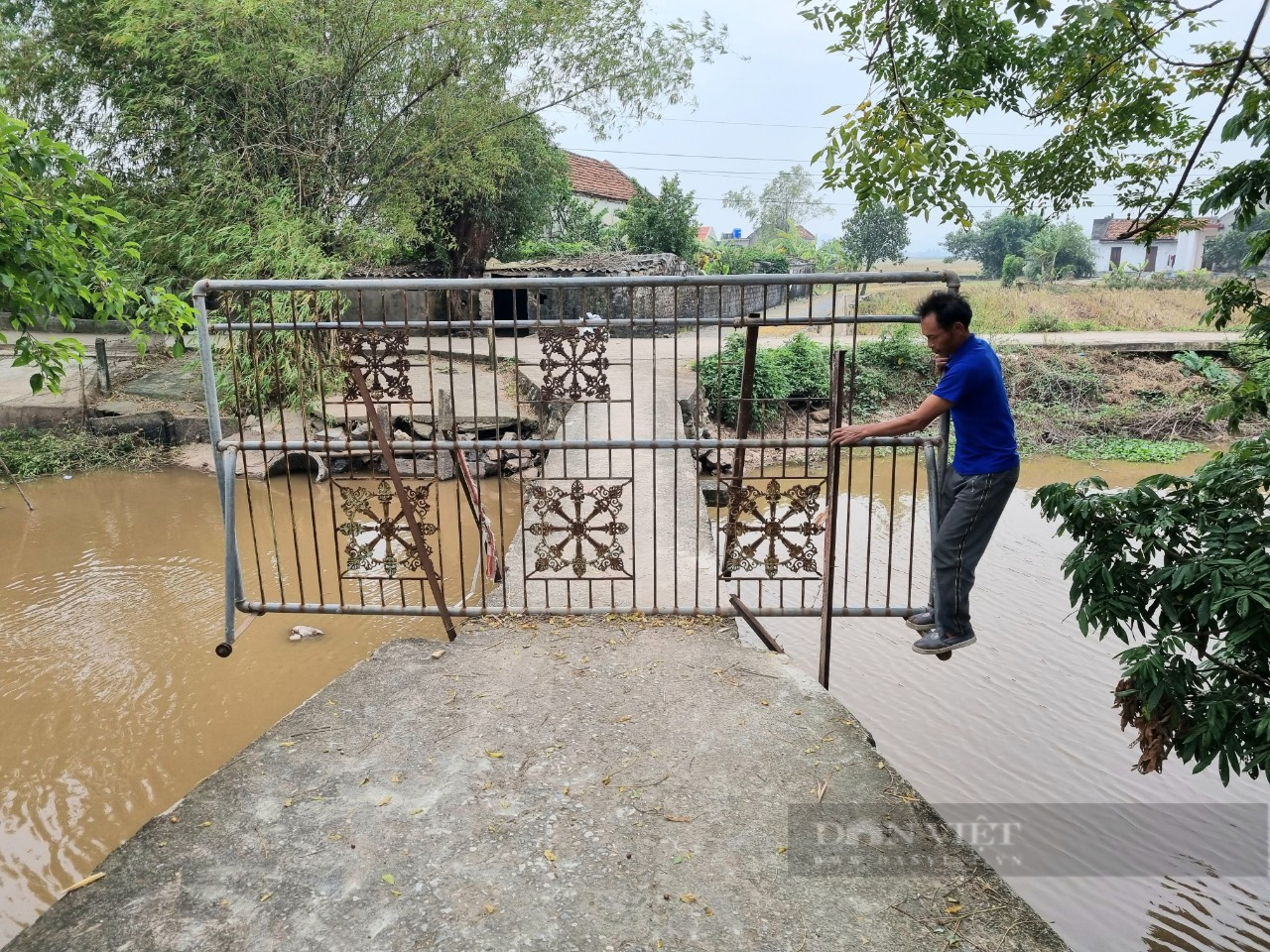 Nghị quyết 128: Người dân giáp ranh 2 tỉnh Thanh Hóa-Ninh Bình vẫn chui, trèo hàng rào sắt đi lại hằng ngày - Ảnh 3.