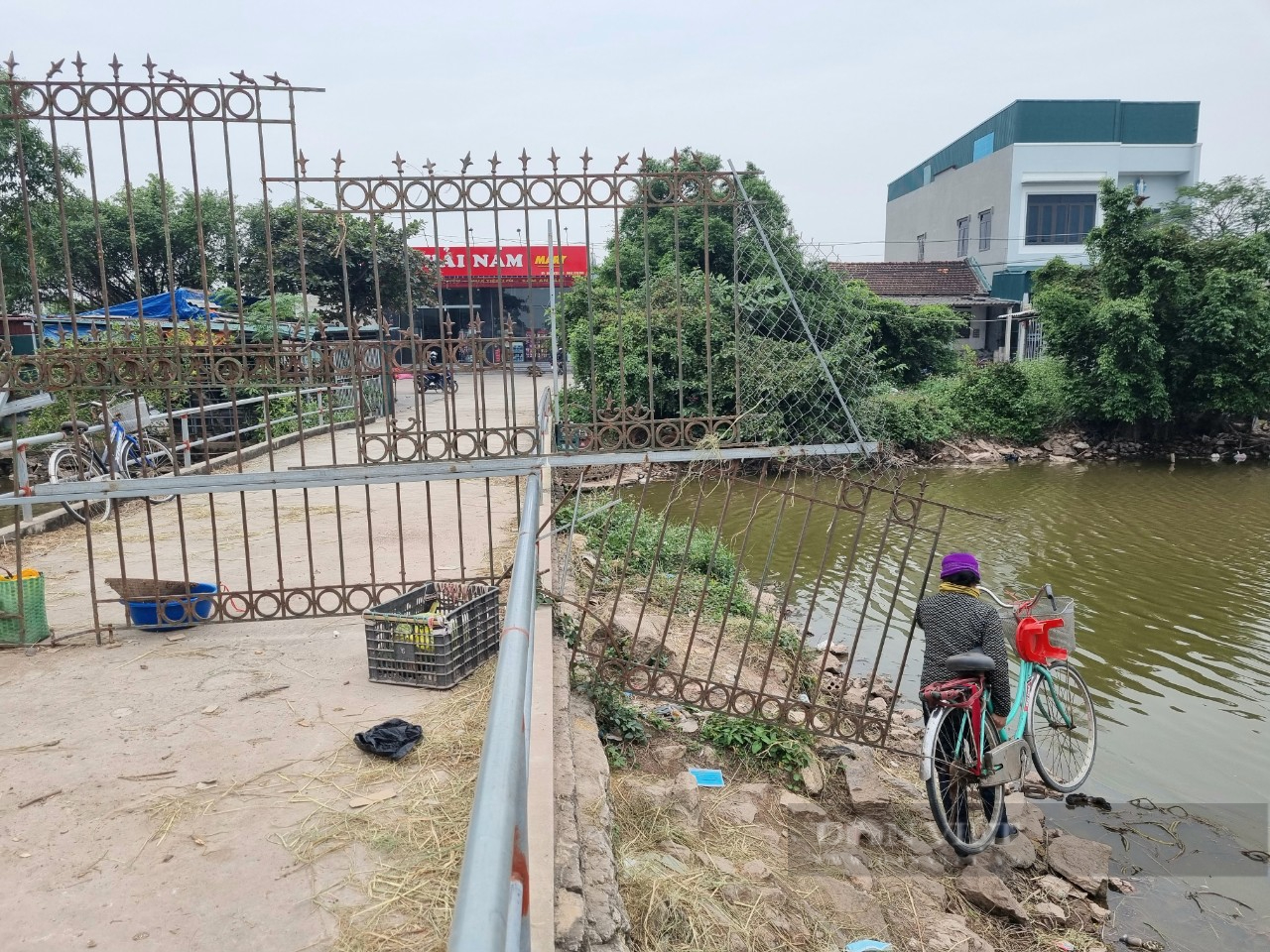 Nghị quyết 128: Người dân giáp ranh 2 tỉnh Thanh Hóa-Ninh Bình vẫn chui, trèo hàng rào sắt đi lại hằng ngày - Ảnh 4.