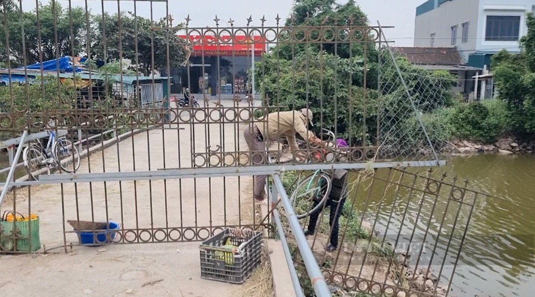 Nghị quyết 128: Người dân giáp ranh 2 tỉnh Thanh Hóa-Ninh Bình vẫn chui, trèo hàng rào sắt đi lại hằng ngày - Ảnh 5.