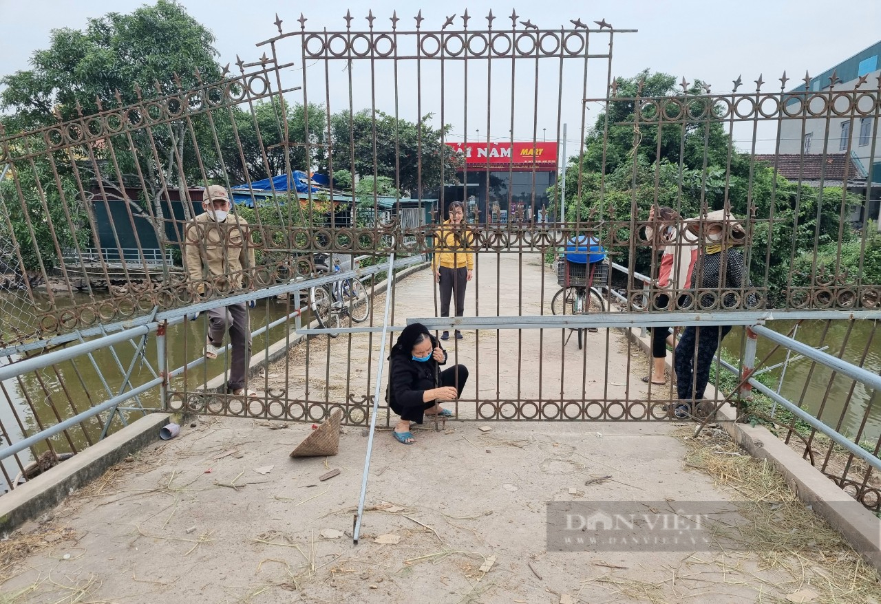 Nghị quyết 128: Người dân giáp ranh 2 tỉnh Thanh Hóa-Ninh Bình vẫn chui, trèo hàng rào sắt đi lại hằng ngày - Ảnh 6.