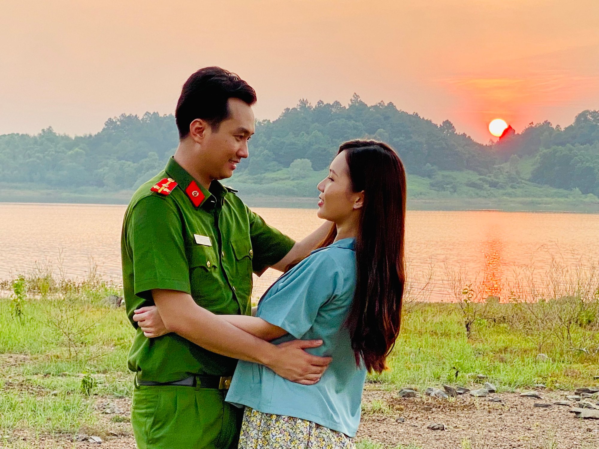 Chuyện về cặp đôi &quot;oan gia ngõ hẹp&quot; của phim &quot;Phố trong làng&quot; - Ảnh 3.