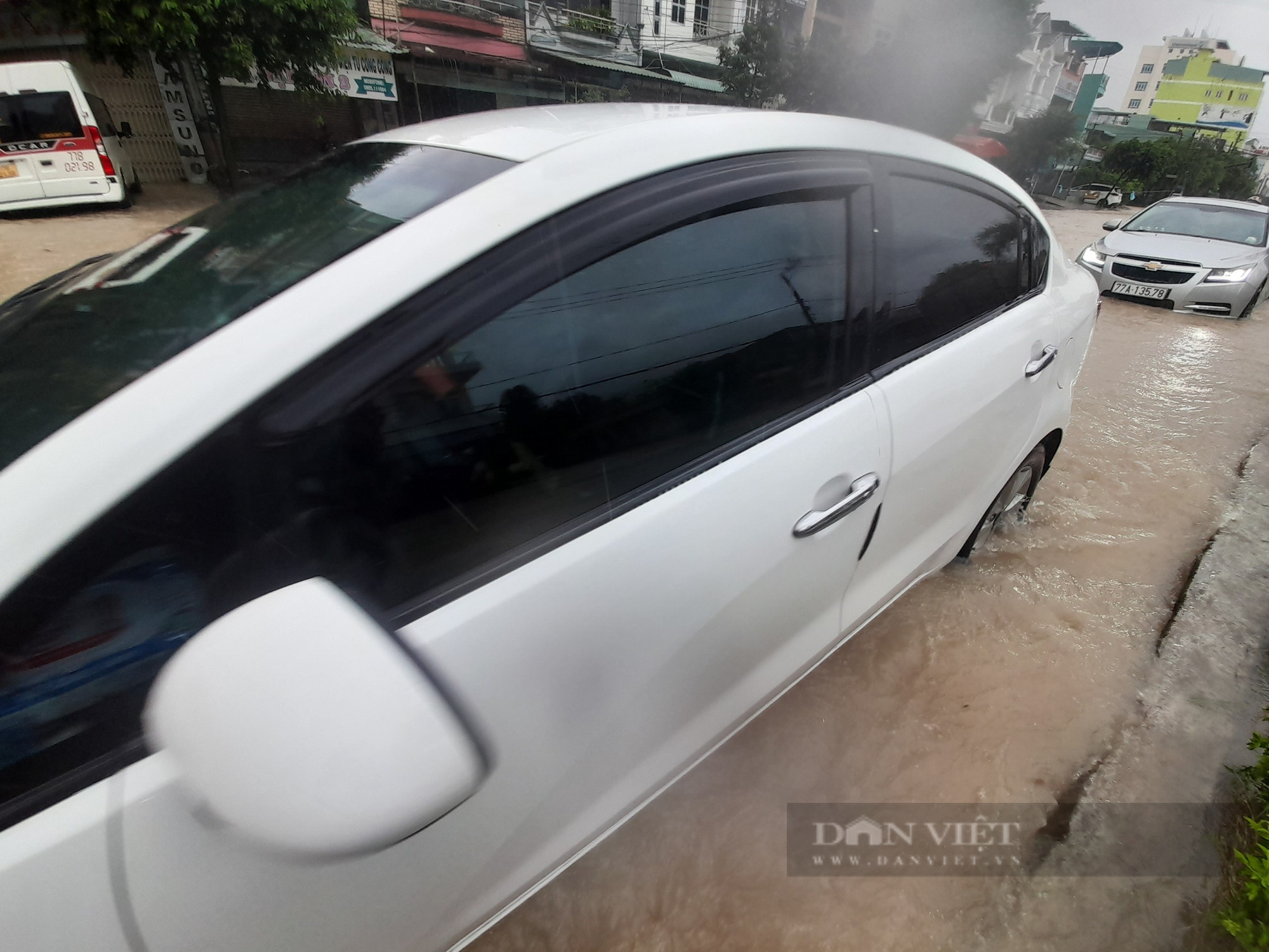 Mưa lớn gây ngập nặng, xe chết máy, dân Bình Định lội ‘bì bõm’ trong biển nước - Ảnh 3.