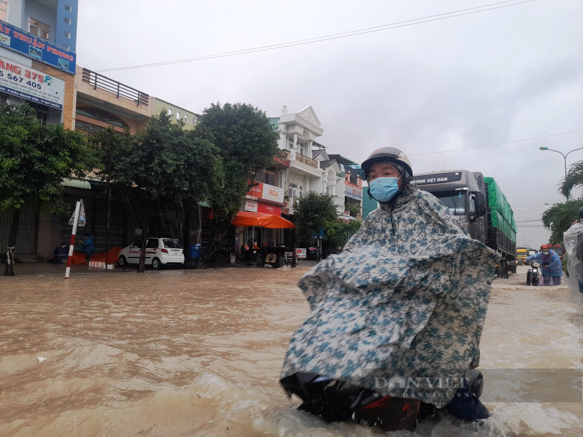 Mưa lớn gây ngập nặng, xe chết máy, dân Bình Định lội ‘bì bõm’ trong biển nước - Ảnh 11.