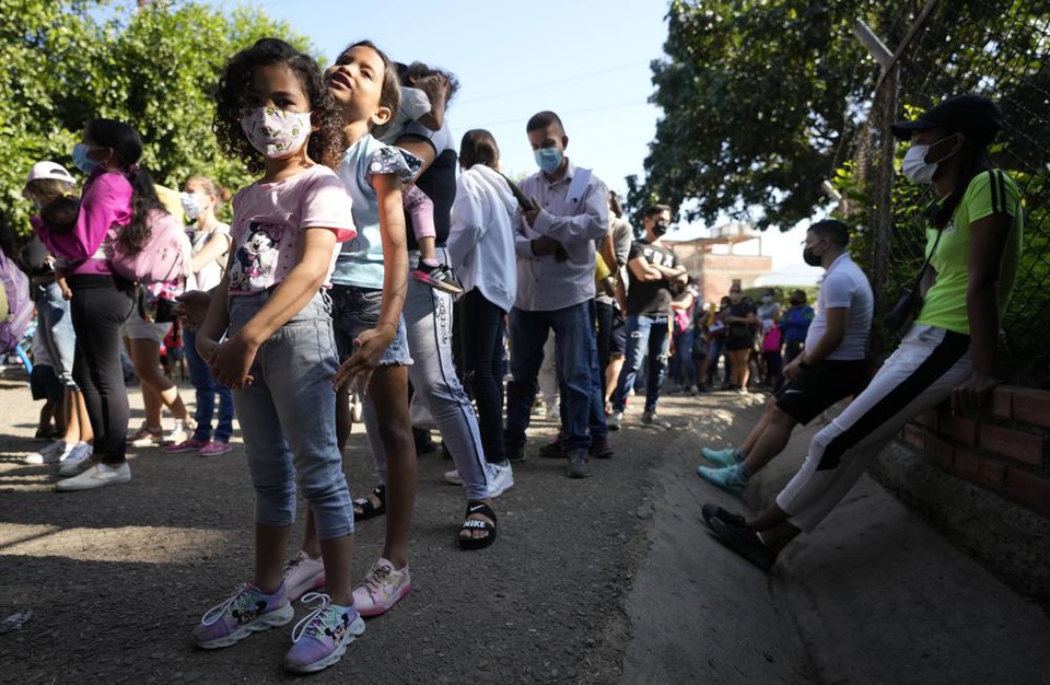 Ảnh: Người Venezuela kéo sang Colombia để tiêm vaccine Covid-19 miễn phí - Ảnh 3.