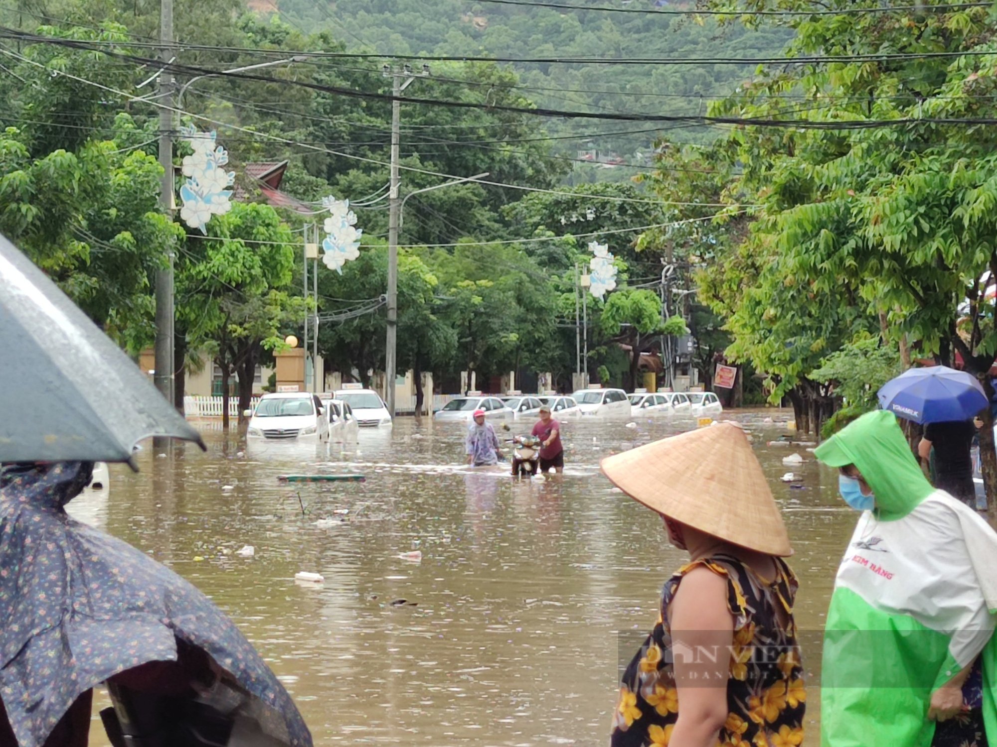 Mưa lớn gây ngập nặng, xe chết máy, dân Bình Định lội ‘bì bõm’ trong biển nước - Ảnh 2.