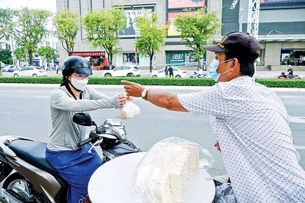 Về Cần Thơ, ăn bánh bò Triển Chiêu - Ảnh 1.