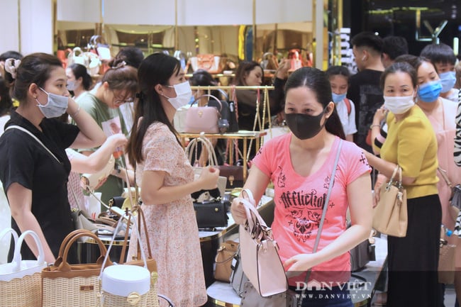 Bắt đầu đợt giảm giá lớn nhất năm, TP.HCM kỳ vọng thành trung tâm mua sắm của Đông Nam Á - Ảnh 3.