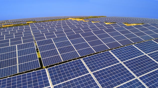 Cần 10.252 tấn nhôm, 3.380 tấn polysilicon và 18,5 tấn bạc để sản xuất tấm lượng pin mặt trời đạt công suất 1 GW. Ảnh: CNBC. Cần 10.252 tấn nhôm, 3.380 tấn polysilicon và 18,5 tấn bạc để sản xuất tấm lượng pin mặt trời đạt công suất 1 GW. Ảnh: CNBC.