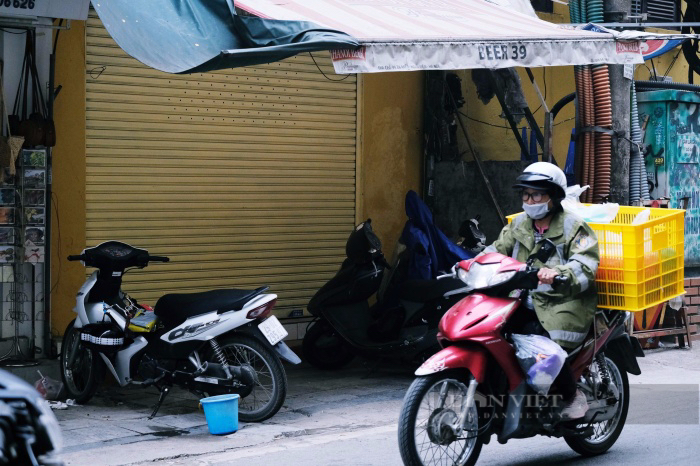 Hà Nội ghi nhận số ca nhiễm cao kỷ lục, hàng loạt quán ăn, cửa hàng ở trung tâm tạm phong toả - Ảnh 8.