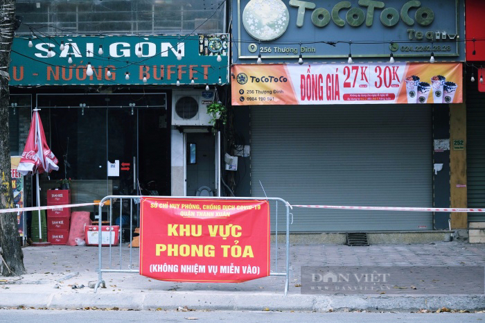 Hà Nội ghi nhận số ca nhiễm cao kỷ lục, hàng loạt quán ăn, cửa hàng ở trung tâm tạm phong toả - Ảnh 4.