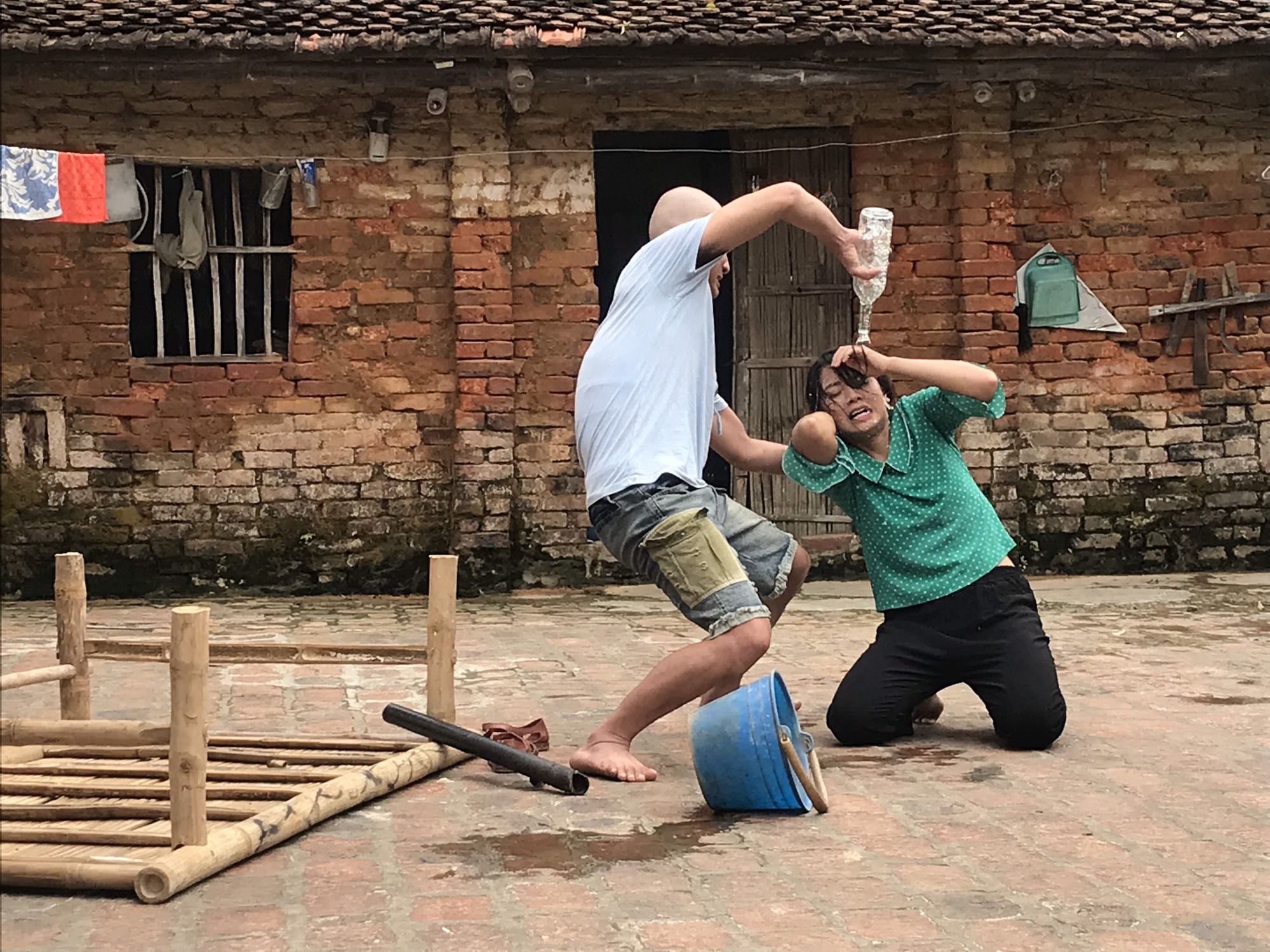 Cô gái xinh đẹp Hà Tĩnh ám ảnh khi bị Doãn Quốc Đam bạo hành trên phim &quot;Phố trong làng&quot; - Ảnh 4.