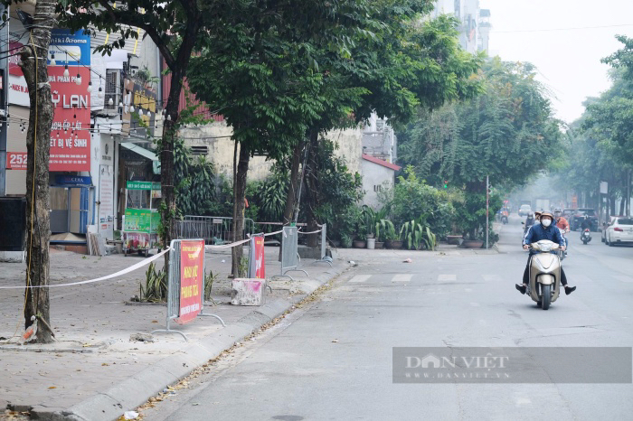 Hà Nội ghi nhận số ca nhiễm cao kỷ lục, hàng loạt quán ăn, cửa hàng ở trung tâm tạm phong toả - Ảnh 1.
