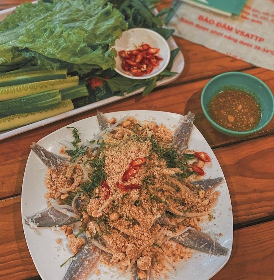 Top những quán ăn gỏi cá trích ngon khó cưỡng khiến du khách không thể bỏ qua khi đến Phú Quốc - Ảnh 2.