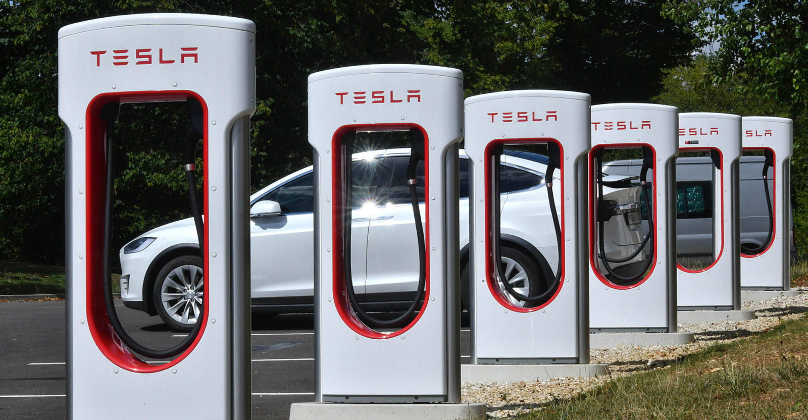 Trạm sạc xe điện của Tesla. Ảnh: Engadget. Trạm sạc xe điện của Tesla. Ảnh: Engadget.