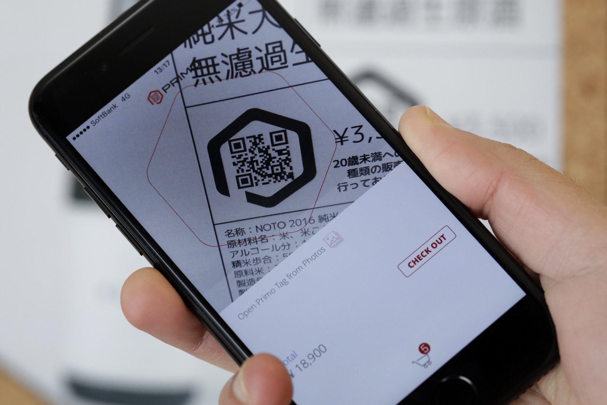 Mã QR (Phản hồi nhanh) có khả năng chứa nhiều thông tin hơn mã vạch thông thường. Ảnh: @AFP.