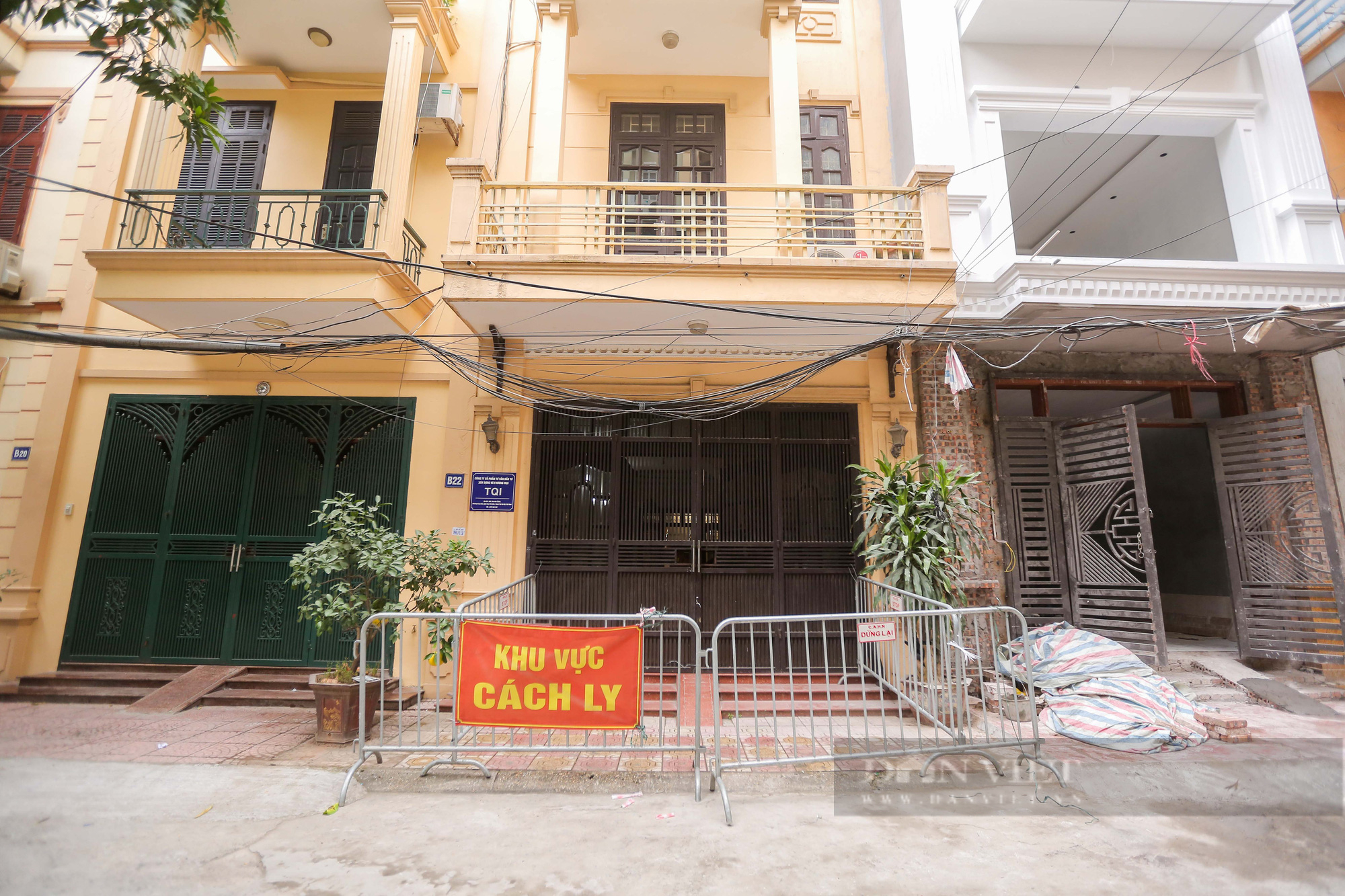 Cận cảnh các điểm cách ly hàng chục F1 tại nhà ở Hà Nội - Ảnh 1.