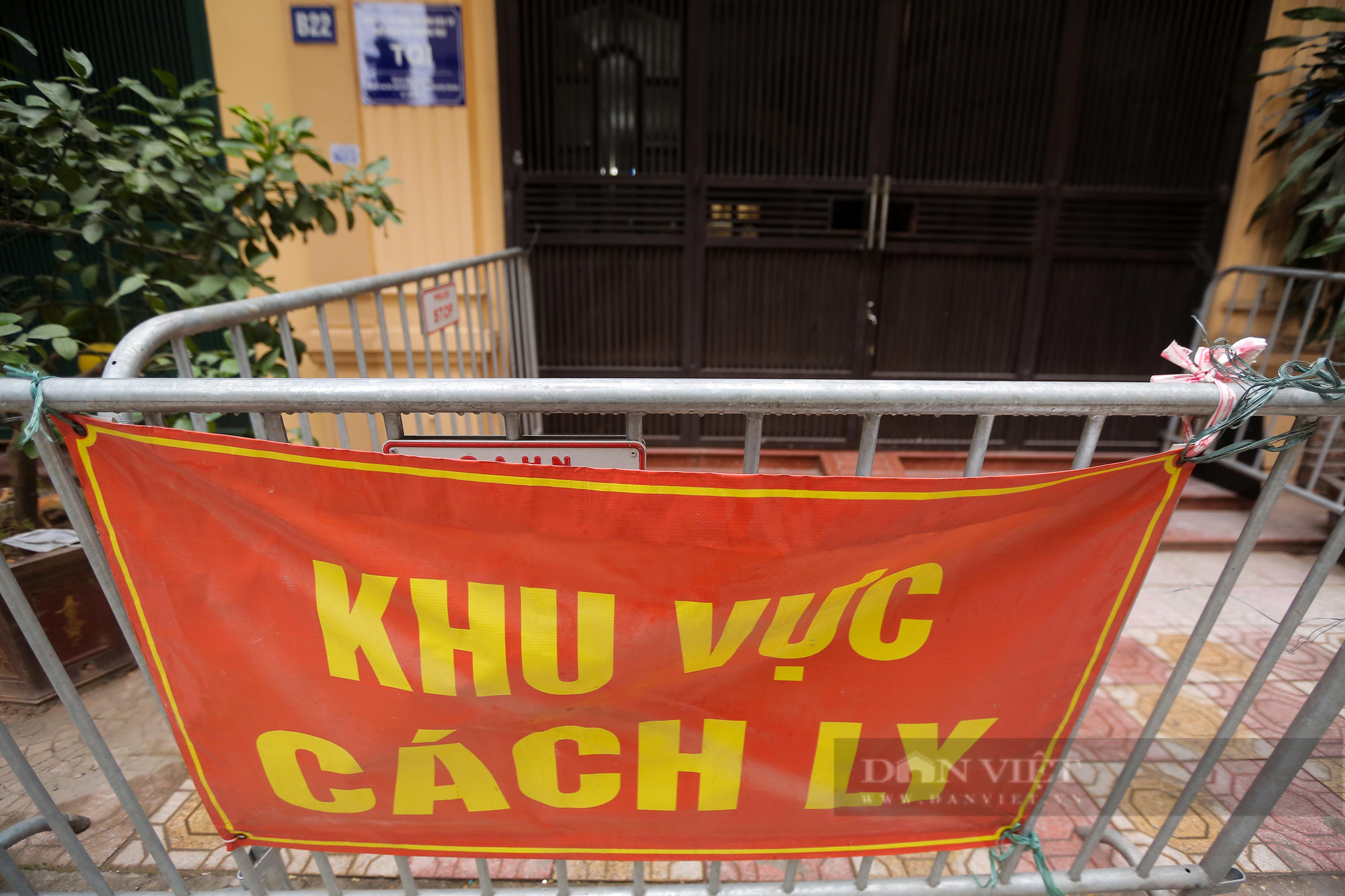 Cận cảnh các điểm cách ly hàng chục F1 tại nhà ở Hà Nội - Ảnh 2.